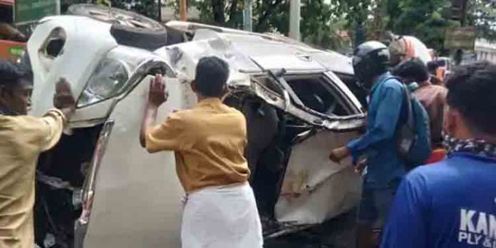 ചേര്ത്തല തങ്കിക്കവലയില് വാഹനാപകടത്തില് ഒരു കുടുംബത്തിലെ ആറ് പേരടക്കം ഏഴ് പേര്ക്ക് പരിക്ക് ചേര്ത്തല തങ്കിക്കവലയില് വാഹനാപകടത്തില് ഒരു കുടുംബത്തിലെ ആറ് പേരടക്കം ഏഴ് പേര്ക്ക് പരിക്ക്