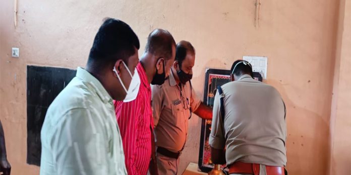 ശബരിമല തീർത്ഥാടനം ; വടശ്ശേരിക്കരയിൽ താത്ക്കാലിക പോലീസ് സ്റ്റേഷൻ ആരംഭിച്ചു ശബരിമല തീർത്ഥാടനം ; വടശ്ശേരിക്കരയിൽ താത്ക്കാലിക പോലീസ് സ്റ്റേഷൻ ആരംഭിച്ചു