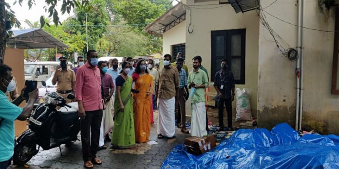 പേമാരിയിലും വെള്ളപ്പൊക്കത്തിലും നാശനഷ്ടം സംഭവിച്ചവർക്ക് നഷ്ടപരിഹാരം നല്കാൻ നടപടി സ്വീകരിക്കും – അഡ്വ.കെ.യു.ജനീഷ് കുമാർ പേമാരിയിലും വെള്ളപ്പൊക്കത്തിലും നാശനഷ്ടം സംഭവിച്ചവർക്ക് നഷ്ടപരിഹാരം നല്കാൻ നടപടി സ്വീകരിക്കും – അഡ്വ.കെ.യു.ജനീഷ് കുമാർ