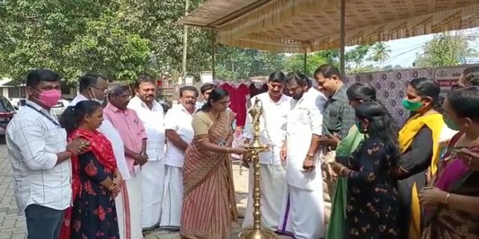 തിരുവല്ല നഗരസഭാ വളപ്പിൽ നാടൻ ഉൽപ്പന്നങ്ങളുടെ വിപണന മേള ആരംഭിച്ചു തിരുവല്ല നഗരസഭാ വളപ്പിൽ നാടൻ ഉൽപ്പന്നങ്ങളുടെ വിപണന മേള ആരംഭിച്ചു
