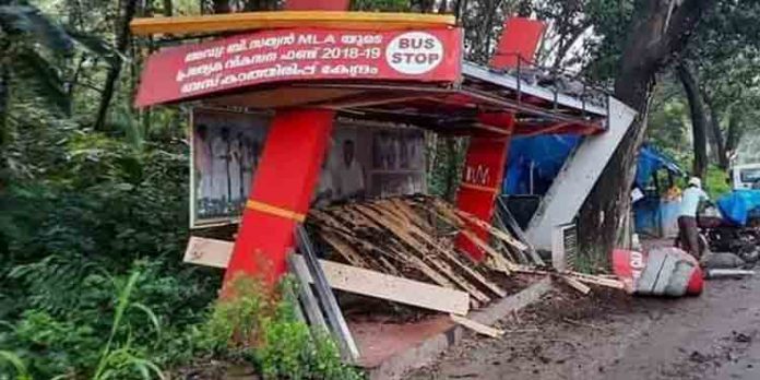ബസ് കാത്തിരിപ്പ് കേന്ദ്രം ചരക്ക് ലോറി ഇടിച്ച് തകര്ന്നു ബസ് കാത്തിരിപ്പ് കേന്ദ്രം ചരക്ക് ലോറി ഇടിച്ച് തകര്ന്നു