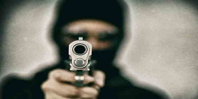 സാമ്പത്തിക ഇടപാട് സംബന്ധിച്ച് തര്ക്കo – യുവാവ് അയല്വാസിയെ വെടിവെച്ചു കൊല്ലാന് ശ്രമിച്ചു സാമ്പത്തിക ഇടപാട് സംബന്ധിച്ച് തര്ക്കo – യുവാവ് അയല്വാസിയെ വെടിവെച്ചു കൊല്ലാന് ശ്രമിച്ചു