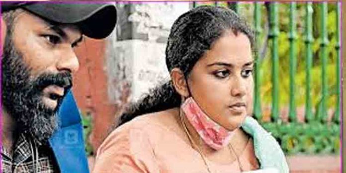 ദത്ത് വിഷയം ; അനുപമയുടെ തിരിച്ചറിയല് രേഖകള് ഹാജരാക്കാൻ വനിതാ കമ്മീഷൻ നിർദേശം ദത്ത് വിഷയം ; അനുപമയുടെ തിരിച്ചറിയല് രേഖകള് ഹാജരാക്കാൻ വനിതാ കമ്മീഷൻ നിർദേശം