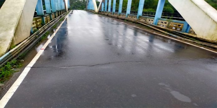 കനത്ത മഴ ; മല്ലപ്പള്ളി വലിയ പാലത്തിൽ വിള്ളൽ രൂപപ്പെട്ടു കനത്ത മഴ ; മല്ലപ്പള്ളി വലിയ പാലത്തിൽ വിള്ളൽ രൂപപ്പെട്ടു