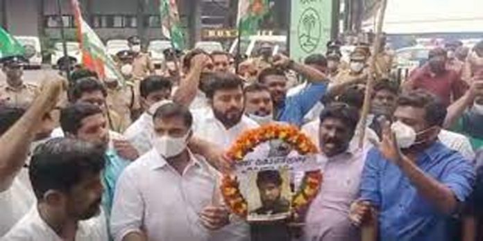 ജോജുവിനെതിരെ ഭീഷണി മുദ്രാവാക്യങ്ങളുമായി യൂത്ത് കോൺഗ്രസിന്റെ റീത്ത് പ്രകടനം ജോജുവിനെതിരെ ഭീഷണി മുദ്രാവാക്യങ്ങളുമായി യൂത്ത് കോൺഗ്രസിന്റെ റീത്ത് പ്രകടനം