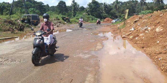 ഇട്ടിയപ്പാറ ബസ് സ്റ്റാന്ഡിലേക്ക് വയലിലൂടെ നിര്മ്മിച്ച റോഡ് തകര്ന്നു ഇട്ടിയപ്പാറ ബസ് സ്റ്റാന്ഡിലേക്ക് വയലിലൂടെ നിര്മ്മിച്ച റോഡ് തകര്ന്നു
