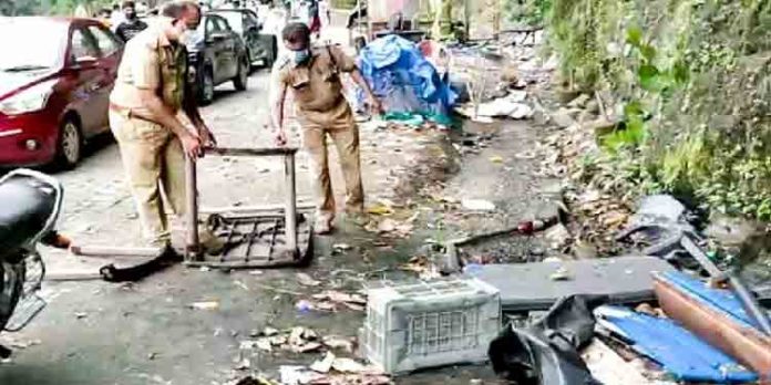 വഴിയോര കച്ചവടസ്ഥാപനങ്ങള് വനപാലകര് നീക്കംചെയ്തു വഴിയോര കച്ചവടസ്ഥാപനങ്ങള് വനപാലകര് നീക്കംചെയ്തു