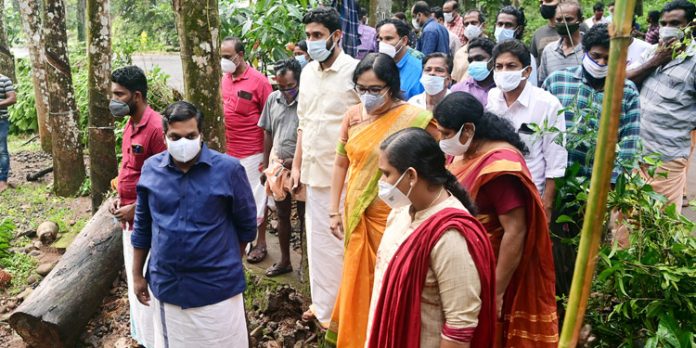 കനത്ത മഴ : വെള്ളം കയറിയ വീടുകള് എം.എല്.എയും കളക്ടറും സന്ദര്ശിച്ചു കനത്ത മഴ : വെള്ളം കയറിയ വീടുകള് എം.എല്.എയും കളക്ടറും സന്ദര്ശിച്ചു