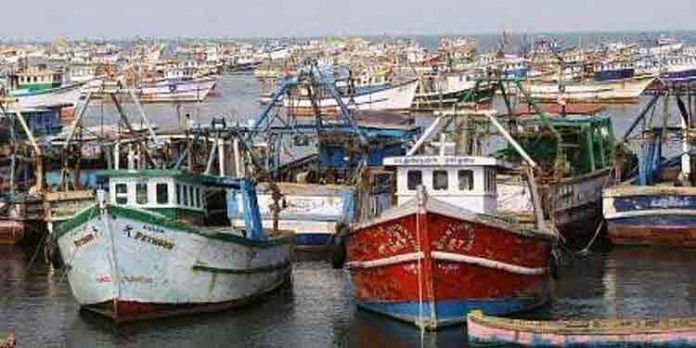ഗുജറാത്ത് തീരത്ത് മത്സ്യബന്ധന ബോട്ടിന് നേരെ പാക് വെടിവെപ്പ് ; ഒരു മത്സ്യത്തൊഴിലാളി കൊല്ലപ്പെട്ടു ഗുജറാത്ത് തീരത്ത് മത്സ്യബന്ധന ബോട്ടിന് നേരെ പാക് വെടിവെപ്പ് ; ഒരു മത്സ്യത്തൊഴിലാളി കൊല്ലപ്പെട്ടു