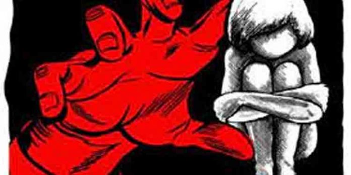 മകളെ പീഡിപ്പിച്ച് ഗര്ഭിണിയാക്കിയ പിതാവ് അറസ്റ്റിൽ മകളെ പീഡിപ്പിച്ച് ഗര്ഭിണിയാക്കിയ പിതാവ് അറസ്റ്റിൽ