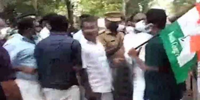 വഴി തടസ്സപ്പെടുത്തി ‘കടുവ’ – പ്രതിഷേധവുമായി യൂത്ത് കോണ്ഗ്രസ് വഴി തടസ്സപ്പെടുത്തി ‘കടുവ’ – പ്രതിഷേധവുമായി യൂത്ത് കോണ്ഗ്രസ്