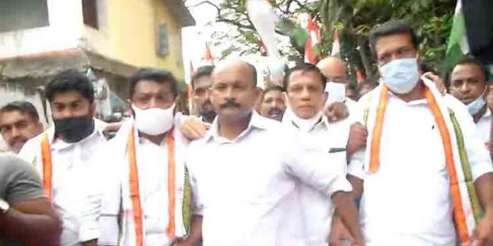 ജോജുവിന്റെ കാര് ആക്രമിച്ച കേസ് ; ടോണി ചമ്മണി ഉള്പ്പെടെയുള്ളവര് കീഴടങ്ങി ജോജുവിന്റെ കാര് ആക്രമിച്ച കേസ് ; ടോണി ചമ്മണി ഉള്പ്പെടെയുള്ളവര് കീഴടങ്ങി
