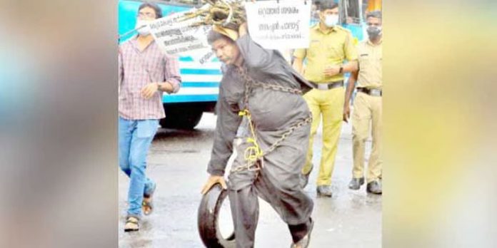 പെട്രോള്, ഡീസല് പാചകവാതക വിലവര്ധനക്കെതിരെ തൊടുപുഴയില് കര്ഷകന്റെ ഒറ്റയാള് സമരം പെട്രോള്, ഡീസല് പാചകവാതക വിലവര്ധനക്കെതിരെ തൊടുപുഴയില് കര്ഷകന്റെ ഒറ്റയാള് സമരം