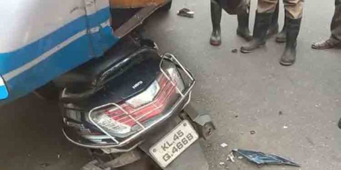 കെഎസ്ആര്ടിസി ബസിന് പിന്നില് സ്കൂട്ടര് ഇടിച്ച് അച്ഛനും മകനും മരിച്ചു കെഎസ്ആര്ടിസി ബസിന് പിന്നില് സ്കൂട്ടര് ഇടിച്ച് അച്ഛനും മകനും മരിച്ചു