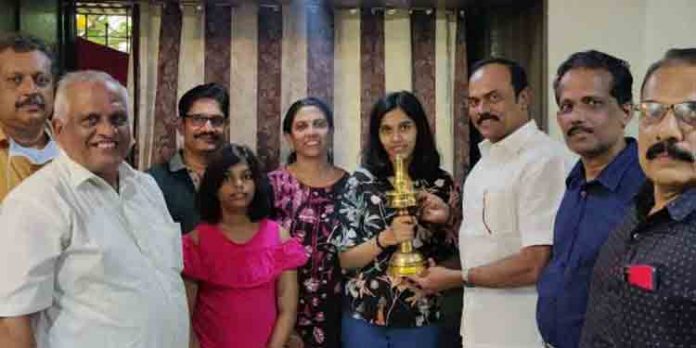 നീറ്റ് പരീക്ഷ : അഖിലേന്ത്യാ തലത്തില് ഒന്നാം റാങ്ക് നേടിയ കാര്ത്തിക ജി.നായരെ അനുമോദിച്ചു നീറ്റ് പരീക്ഷ : അഖിലേന്ത്യാ തലത്തില് ഒന്നാം റാങ്ക് നേടിയ കാര്ത്തിക ജി.നായരെ അനുമോദിച്ചു