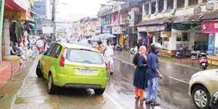 നടപ്പാതയിലെ വാഹന പാര്ക്കിങ് ; കാല്നട യാത്രികര്ക്ക് ഏറെ ബുദ്ധിമുട്ടുണ്ടാക്കുന്നതായി പരാതി നടപ്പാതയിലെ വാഹന പാര്ക്കിങ് ; കാല്നട യാത്രികര്ക്ക് ഏറെ ബുദ്ധിമുട്ടുണ്ടാക്കുന്നതായി പരാതി