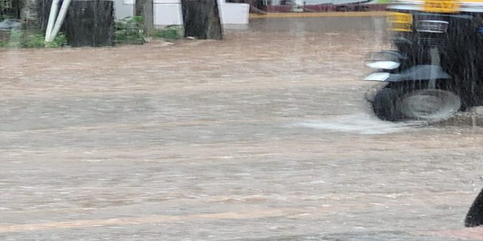 മലിനജലം ഓടകളില് നിന്നും കടകളിലേക്ക് ; പരിഹാരം കാണണമെന്ന ആവിശ്യവുമായി നാട്ടുകാർ രംഗത്ത് മലിനജലം ഓടകളില് നിന്നും കടകളിലേക്ക് ; പരിഹാരം കാണണമെന്ന ആവിശ്യവുമായി നാട്ടുകാർ രംഗത്ത്