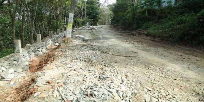 കല്ലേലി – ഊട്ടുപാറ റോഡില് ജനങ്ങള്ക്ക് ദുരിതയാത്ര കല്ലേലി – ഊട്ടുപാറ റോഡില് ജനങ്ങള്ക്ക് ദുരിതയാത്ര