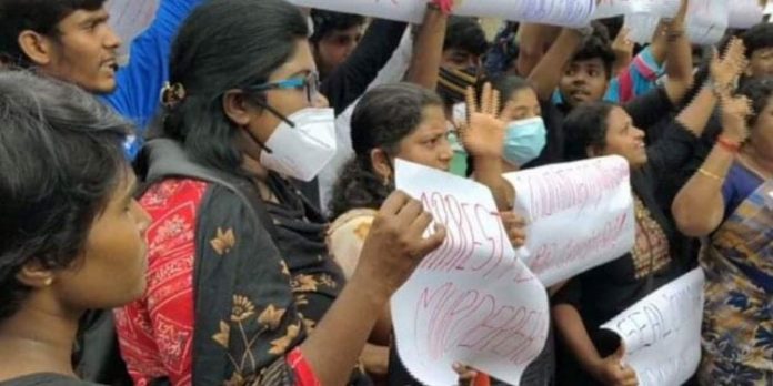 വിദ്യാര്ത്ഥിനിയുടെ ആത്മഹത്യ പ്രിന്സിപ്പാളും അറസ്റ്റില് – വിദ്യാര്ത്ഥികള് സമരം അവസാനിപ്പിച്ചു വിദ്യാര്ത്ഥിനിയുടെ ആത്മഹത്യ പ്രിന്സിപ്പാളും അറസ്റ്റില് – വിദ്യാര്ത്ഥികള് സമരം അവസാനിപ്പിച്ചു