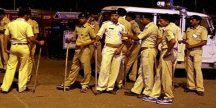 ട്രെയിനിനുള്ളിൽ പെൺകുട്ടി തൂങ്ങിമരിച്ച സംഭവം ; യുവതി കൂട്ടബലാത്സംഗത്തിന് ഇരയായെന്ന് സംശയം ട്രെയിനിനുള്ളിൽ പെൺകുട്ടി തൂങ്ങിമരിച്ച സംഭവം ; യുവതി കൂട്ടബലാത്സംഗത്തിന് ഇരയായെന്ന് സംശയം