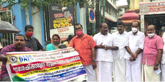 ഭിന്നശേഷിക്കാര് മുച്ചക്രവാഹനം ഉപേക്ഷിക്കല് സമരം നടത്തി ഭിന്നശേഷിക്കാര് മുച്ചക്രവാഹനം ഉപേക്ഷിക്കല് സമരം നടത്തി