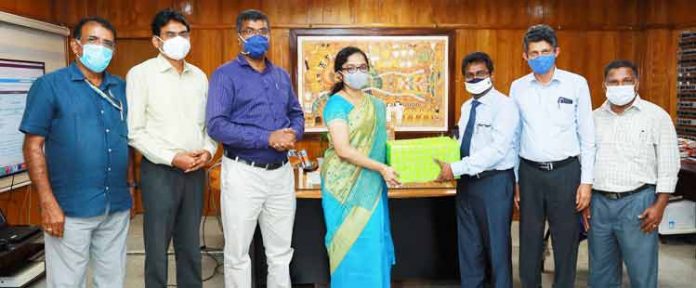 എല്.ഐ.സി യുടെ സി.എസ്.ആര് ഫണ്ടില് നിന്ന് കോവിഡ് പ്രതിരോധ സാമഗ്രികള് കൈമാറി എല്.ഐ.സി യുടെ സി.എസ്.ആര് ഫണ്ടില് നിന്ന് കോവിഡ് പ്രതിരോധ സാമഗ്രികള് കൈമാറി