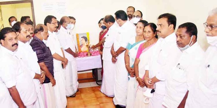 ഇന്ദിരാ ഗാന്ധി ഇന്ത്യയുടെ യശസ്സ് ഉയര്ത്തിയ നേതാവ് ; പ്രൊഫ.സതീഷ് കൊച്ചുപറമ്പില് ഇന്ദിരാ ഗാന്ധി ഇന്ത്യയുടെ യശസ്സ് ഉയര്ത്തിയ നേതാവ് ; പ്രൊഫ.സതീഷ് കൊച്ചുപറമ്പില്