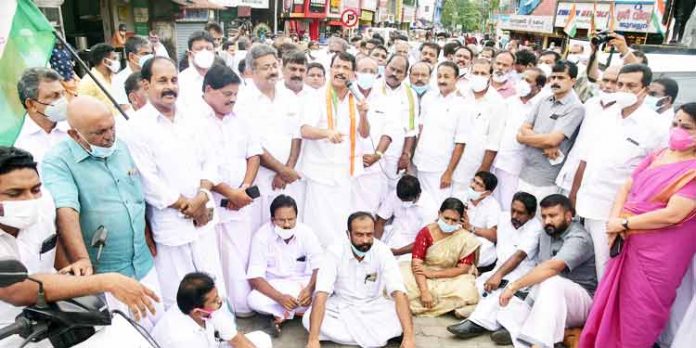 ഇന്ധന കൊള്ളയുടെ യഥാര്ത്ഥ പ്രതി മുഖ്യമന്ത്രി ; പഴകുളം മധു ഇന്ധന കൊള്ളയുടെ യഥാര്ത്ഥ പ്രതി മുഖ്യമന്ത്രി ; പഴകുളം മധു