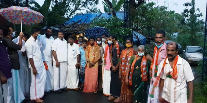 സിപിഎം – കോൺഗ്രസ് ബന്ധം ഉപേക്ഷിച്ച് വന്ന 15 പേരെ ബിജെപി ഷാൾ അണിയിച്ചു സ്വീകരിച്ചു സിപിഎം – കോൺഗ്രസ് ബന്ധം ഉപേക്ഷിച്ച് വന്ന 15 പേരെ ബിജെപി ഷാൾ അണിയിച്ചു സ്വീകരിച്ചു