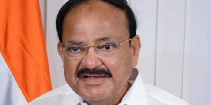 കർഷകബില്ലിന് പകരം ചർച്ചയായത് എംപിമാരുടെ സസ്പെൻഷൻ: വെങ്കയ്യയും പ്രതിപക്ഷവും നേർക്കുനേർ കർഷകബില്ലിന് പകരം ചർച്ചയായത് എംപിമാരുടെ സസ്പെൻഷൻ: വെങ്കയ്യയും പ്രതിപക്ഷവും നേർക്കുനേർ