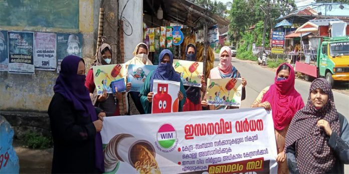 ഇന്ധന വില വർധനവ് ; മണ്ഡലം തല പ്രതിഷേധം നടത്തി ഇന്ധന വില വർധനവ് ; മണ്ഡലം തല പ്രതിഷേധം നടത്തി