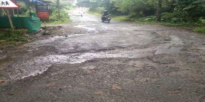 പുല്ലുകുത്തി-നൂറോന്മാവ് റോഡ് സഞ്ചാരയോഗ്യമാക്കണമെന്ന ആവശ്യം ശക്തമാകുന്നു പുല്ലുകുത്തി-നൂറോന്മാവ് റോഡ് സഞ്ചാരയോഗ്യമാക്കണമെന്ന ആവശ്യം ശക്തമാകുന്നു