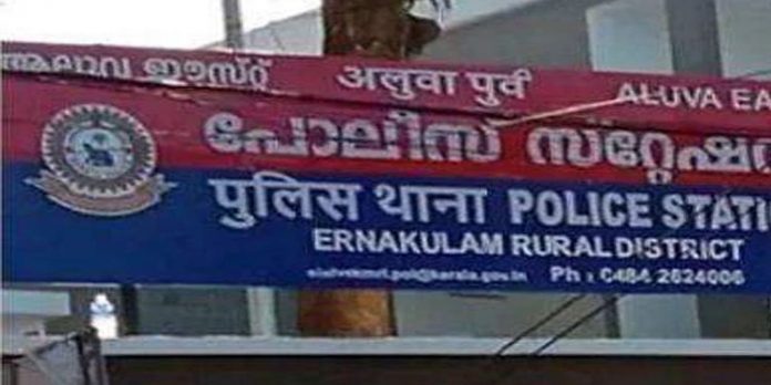 ആലുവ സിഐ സി.എല് സുധീറിനെതിരെ ആരോപണങ്ങള് ഉന്നയിച്ച് ഗാര്ഹിക പീഡന പരാതി നല്കിയ മറ്റൊരു യുവതി കൂടി രംഗത്ത് ആലുവ സിഐ സി.എല് സുധീറിനെതിരെ ആരോപണങ്ങള് ഉന്നയിച്ച് ഗാര്ഹിക പീഡന പരാതി നല്കിയ മറ്റൊരു യുവതി കൂടി രംഗത്ത്