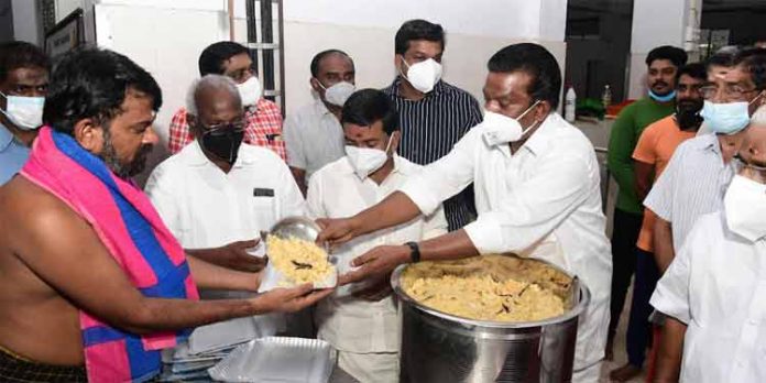 ശബരിമലയില് ദേവസ്വം ബോര്ഡിന്റെ അന്നദാനം തുടങ്ങി ശബരിമലയില് ദേവസ്വം ബോര്ഡിന്റെ അന്നദാനം തുടങ്ങി