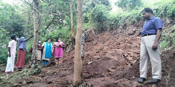 അട്ടച്ചാക്കൽ ഈസ്റ്റ് കോളനിയിലെ മണ്ണിടിച്ചിലുണ്ടായ സ്ഥലം പഞ്ചായത്ത് അധികൃതർ സന്ദർശിച്ചു അട്ടച്ചാക്കൽ ഈസ്റ്റ് കോളനിയിലെ മണ്ണിടിച്ചിലുണ്ടായ സ്ഥലം പഞ്ചായത്ത് അധികൃതർ സന്ദർശിച്ചു