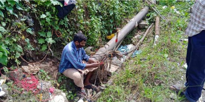 റാന്നിയില് ടെലഫോണ് കേബിള് മുറിച്ചു കടത്തി ; 2000 കണക്ഷനുകൾ പ്രവര്ത്തനരഹിതം റാന്നിയില് ടെലഫോണ് കേബിള് മുറിച്ചു കടത്തി ; 2000 കണക്ഷനുകൾ പ്രവര്ത്തനരഹിതം
