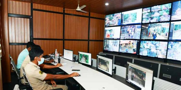 ഭക്തരുടെയും ക്ഷേത്രത്തിന്റെയും സുരക്ഷ ഉറപ്പാക്കി സിസിടിവി കാമറകള് ഭക്തരുടെയും ക്ഷേത്രത്തിന്റെയും സുരക്ഷ ഉറപ്പാക്കി സിസിടിവി കാമറകള്