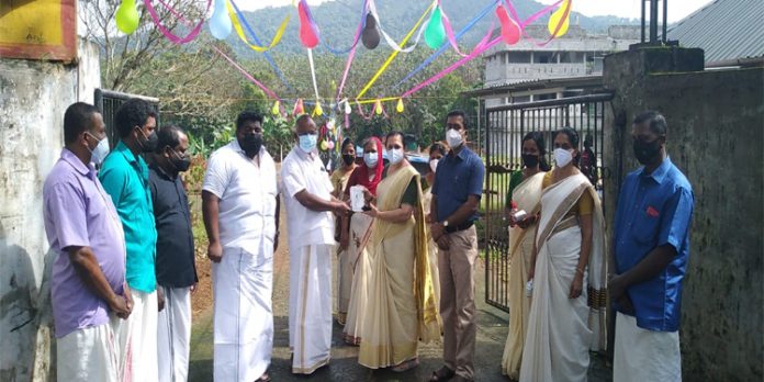 സ്കൂളുകൾ തുറന്നു ; വിദ്യാർത്ഥികളെ സ്വാഗതം ചെയ്ത് അദ്ധ്യാപകരും പിടിഎയും സ്കൂളുകൾ തുറന്നു ; വിദ്യാർത്ഥികളെ സ്വാഗതം ചെയ്ത് അദ്ധ്യാപകരും പിടിഎയും