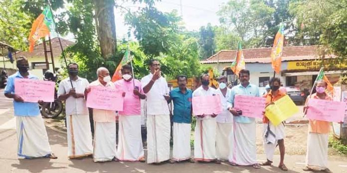 പട്ടികജാതിമോർച്ച ചെങ്ങന്നൂര് താലൂക്ക് ഓഫീസ് ധർണ്ണനടത്തി പട്ടികജാതിമോർച്ച ചെങ്ങന്നൂര് താലൂക്ക് ഓഫീസ് ധർണ്ണനടത്തി