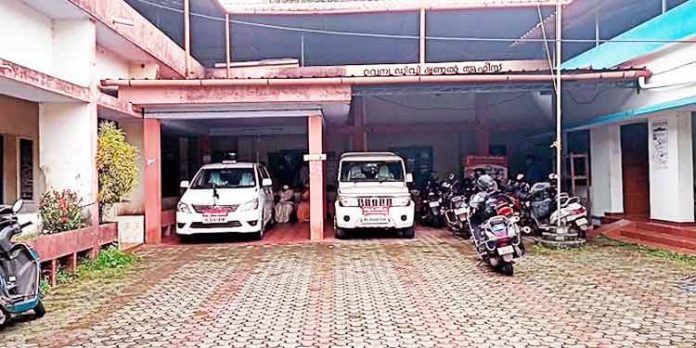 ചെങ്ങന്നൂര് ആര്.ഡി.ഒ ഓഫീസില് ജില്ലാ കളക്ടറുടെ പരിശോധന ; കെട്ടികിടക്കുന്ന ഫയലുകള് തീര്പ്പാക്കാന് നിര്ദ്ദേശം ചെങ്ങന്നൂര് ആര്.ഡി.ഒ ഓഫീസില് ജില്ലാ കളക്ടറുടെ പരിശോധന ; കെട്ടികിടക്കുന്ന ഫയലുകള് തീര്പ്പാക്കാന് നിര്ദ്ദേശം