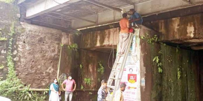 ഇരുട്ടിലായ ചെങ്ങന്നൂര് റെയില്വേ മേല്പ്പാലത്തിന് താഴെ വൈദ്യുത വിളക്കുകള് സ്ഥാപിച്ചു ഇരുട്ടിലായ ചെങ്ങന്നൂര് റെയില്വേ മേല്പ്പാലത്തിന് താഴെ വൈദ്യുത വിളക്കുകള് സ്ഥാപിച്ചു