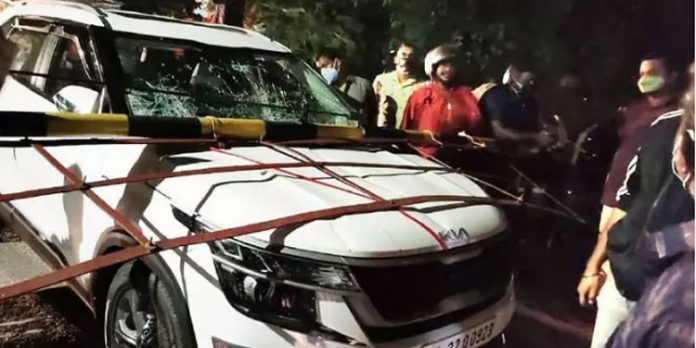 റെയിൽവേ ലെവൽ ക്രോസിലേക്ക് കാർ ഇടിച്ചുകയറി റെയിൽവേ ലെവൽ ക്രോസിലേക്ക് കാർ ഇടിച്ചുകയറി