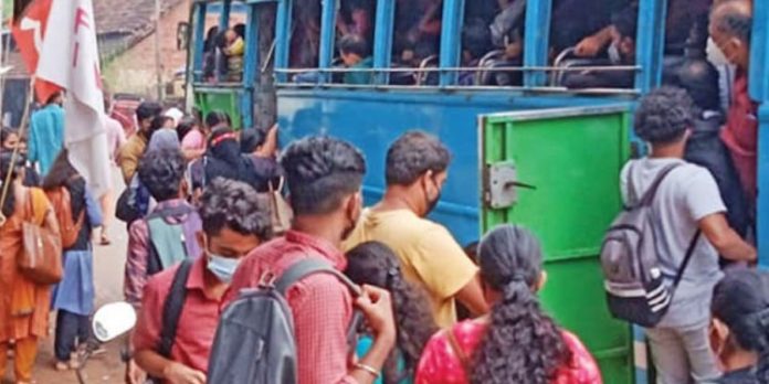 ബസിൽ തിക്കും തിരക്കും : ദുരിതമായി വിദ്യാർഥികളുടെ യാത്ര ബസിൽ തിക്കും തിരക്കും : ദുരിതമായി വിദ്യാർഥികളുടെ യാത്ര