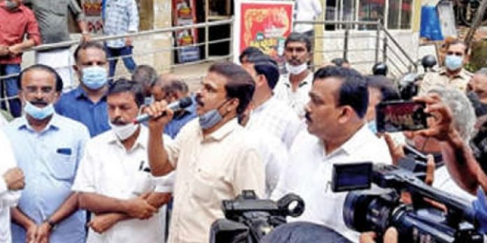 ദേശീയപാത സ്ഥലമെടുപ്പ് : രോഷവുമായി എല്എഎന്എച്ച് ഓഫീസിലേക്ക് ഉജ്ജ്വല മാര്ച്ച് ദേശീയപാത സ്ഥലമെടുപ്പ് : രോഷവുമായി എല്എഎന്എച്ച് ഓഫീസിലേക്ക് ഉജ്ജ്വല മാര്ച്ച്