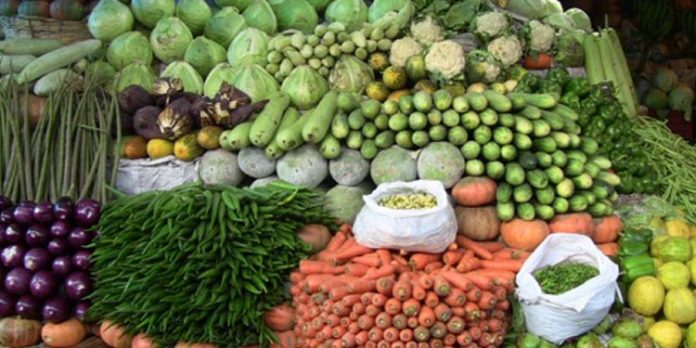 പച്ചക്കറിവില റോക്കറ്റുപോലെ കുതിക്കുമ്പോള് കർഷകന് കിട്ടുന്നത് തുച്ഛവില ; ഇടനിലക്കാർ ചുളുവിലക്ക് സ്വന്തമാക്കുന്നു പച്ചക്കറിവില റോക്കറ്റുപോലെ കുതിക്കുമ്പോള് കർഷകന് കിട്ടുന്നത് തുച്ഛവില ; ഇടനിലക്കാർ ചുളുവിലക്ക് സ്വന്തമാക്കുന്നു