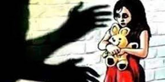 പ്രണയാഭ്യര്ഥന നിരസിച്ചു ; പ്രായപൂര്ത്തിയാകാത്ത പെണ്കുട്ടിയെ കടന്ന് പിടിച്ചു – അക്രമിച്ചു പ്രണയാഭ്യര്ഥന നിരസിച്ചു ; പ്രായപൂര്ത്തിയാകാത്ത പെണ്കുട്ടിയെ കടന്ന് പിടിച്ചു – അക്രമിച്ചു