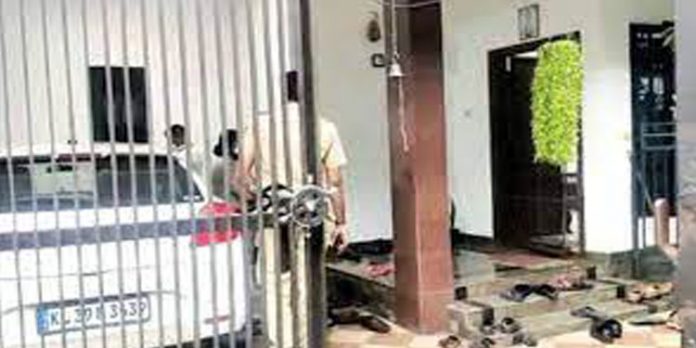 വരവില് കവിഞ്ഞ് സ്വത്ത് ; ഇടുക്കി മുന് എസ്പിയുടെ വീട്ടില് വിജിലന്സ് റെയ്ഡ് – 57 രേഖകള് പിടികൂടി വരവില് കവിഞ്ഞ് സ്വത്ത് ; ഇടുക്കി മുന് എസ്പിയുടെ വീട്ടില് വിജിലന്സ് റെയ്ഡ് – 57 രേഖകള് പിടികൂടി