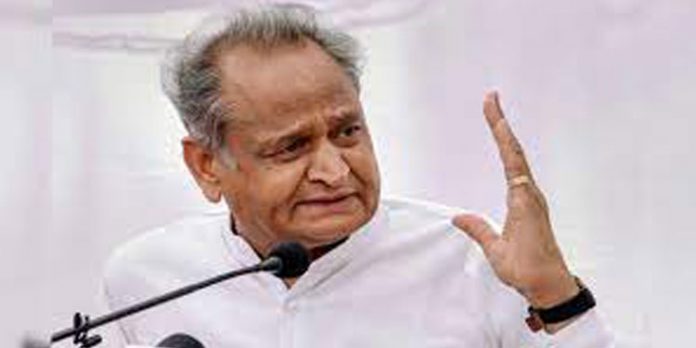 ഇന്ധന നികുതി കുറക്കില്ല – കേന്ദ്രം കൂടുതൽ ആശ്വാസം നൽകണം ; അശോക് ഗെലോട്ട് ഇന്ധന നികുതി കുറക്കില്ല – കേന്ദ്രം കൂടുതൽ ആശ്വാസം നൽകണം ; അശോക് ഗെലോട്ട്
