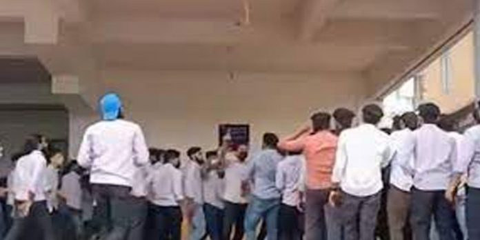 കണ്ണൂരിലെ കോളേജില് റാഗിങ് ; സീനിയര് വിദ്യാര്ഥികളുടെ ക്രൂരമര്ദനം – വിദ്യാര്ഥി ബോധരഹിതനായി കണ്ണൂരിലെ കോളേജില് റാഗിങ് ; സീനിയര് വിദ്യാര്ഥികളുടെ ക്രൂരമര്ദനം – വിദ്യാര്ഥി ബോധരഹിതനായി