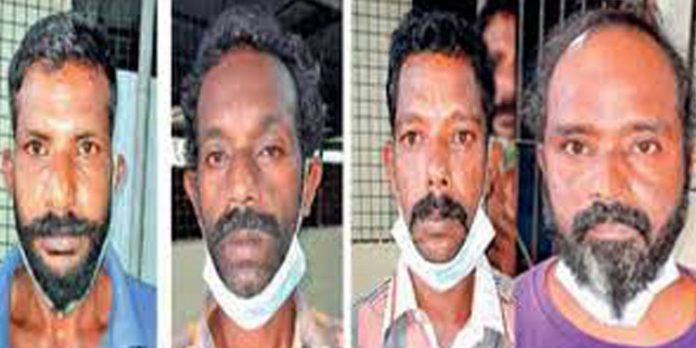 ദമ്പതിമാരെ രാത്രി വീട്ടില്ക്കയറി ആക്രമിച്ചു ; നാലുപേര് പിടിയില് ദമ്പതിമാരെ രാത്രി വീട്ടില്ക്കയറി ആക്രമിച്ചു ; നാലുപേര് പിടിയില്